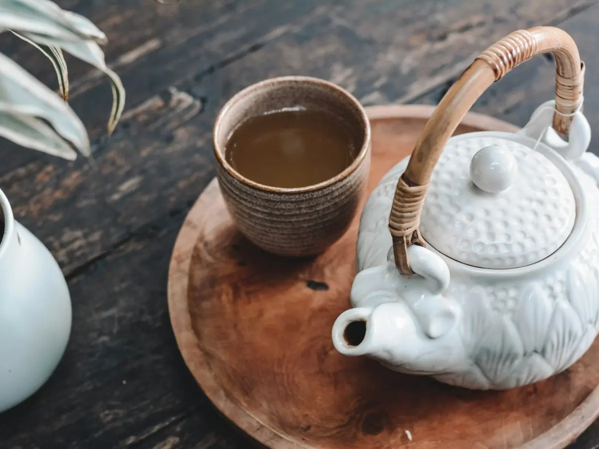 Tách trà và ấm trà trên khay gỗ